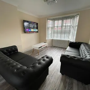 Modern 4-bedroom Entire House With Garden Holiday home