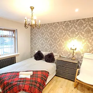 Beautiful Guest Rooms, Free Parking, 30min Heathrow, 40min Wembley, 60min London Homestay