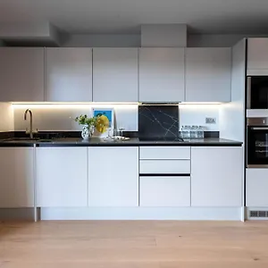 Stylish With Balcony For Upper & Free Parking In A Prime Location - Five Miles From Heathrow Airport Apartment